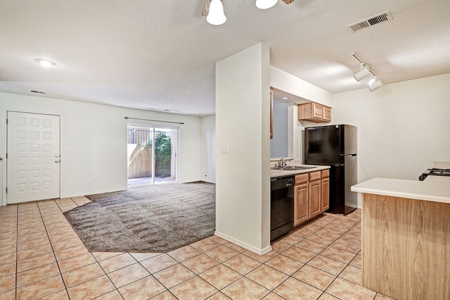 Building Photo - Oso Park Condo  3 Bedroom 2 !/2 Bath