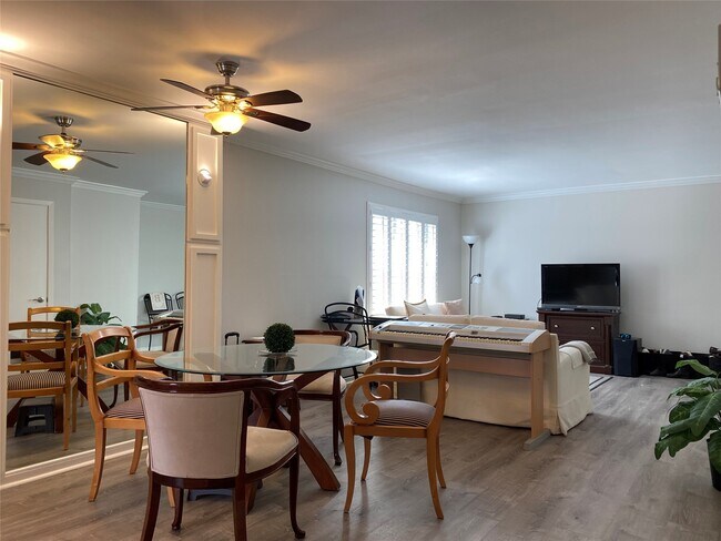 Building Photo - 9003 Gaylord Dr
