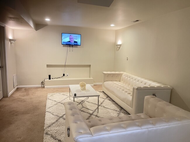 Building Photo - 10410 Napoleon St