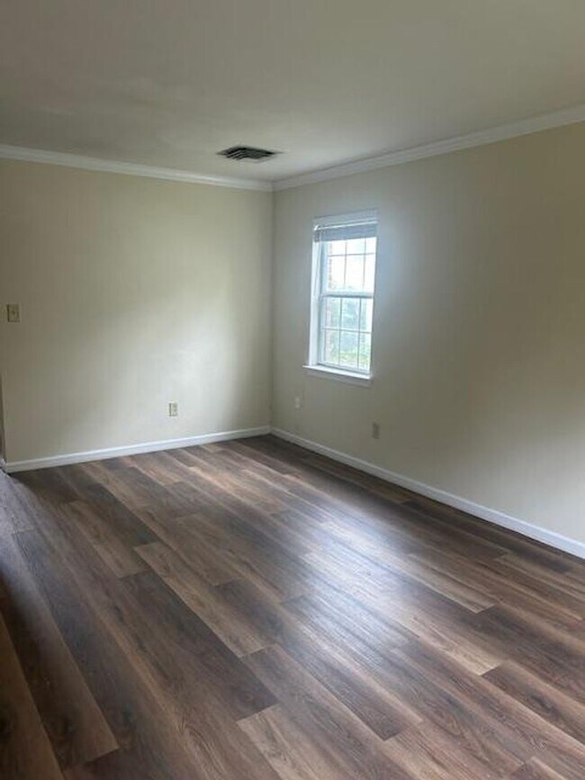 Building Photo - New Listing!