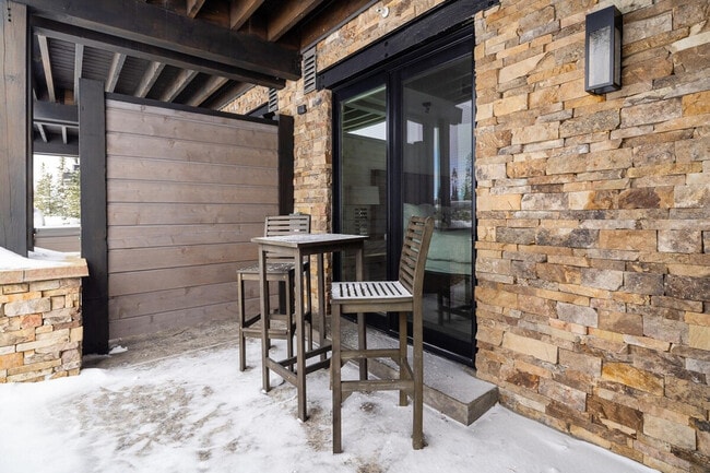 Building Photo - 5 Wildwood Rd W