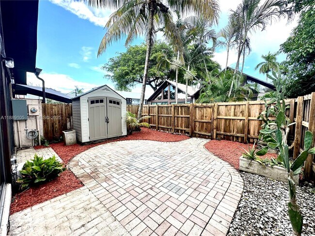 Building Photo - 497 N University Dr