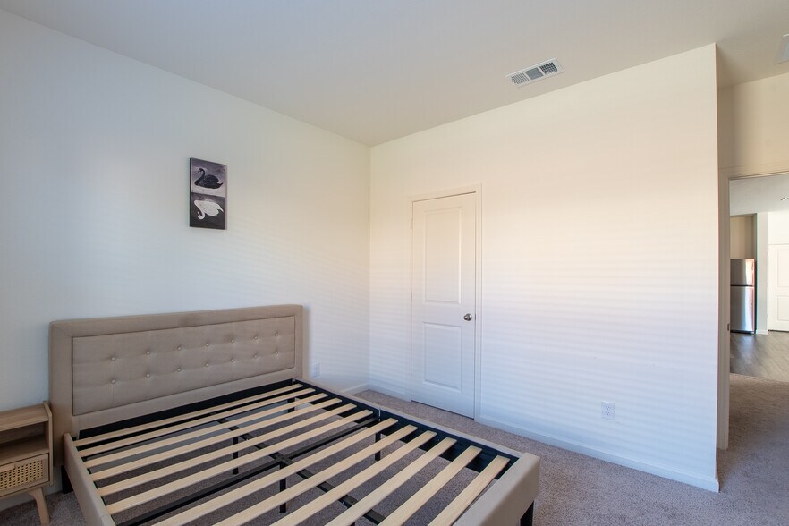 Bedroom on 1st floor - 14141 Emeric St
