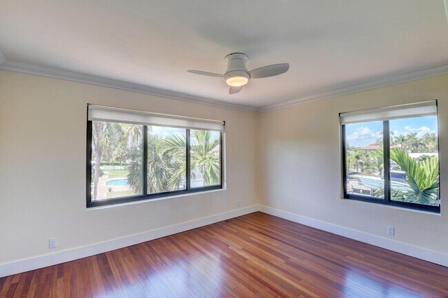 Building Photo - 1121 Bel Air Dr