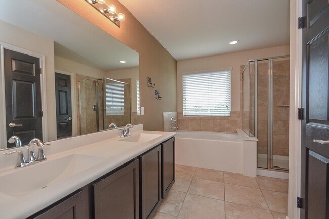 Building Photo - 6490 Calgary Woods Ln