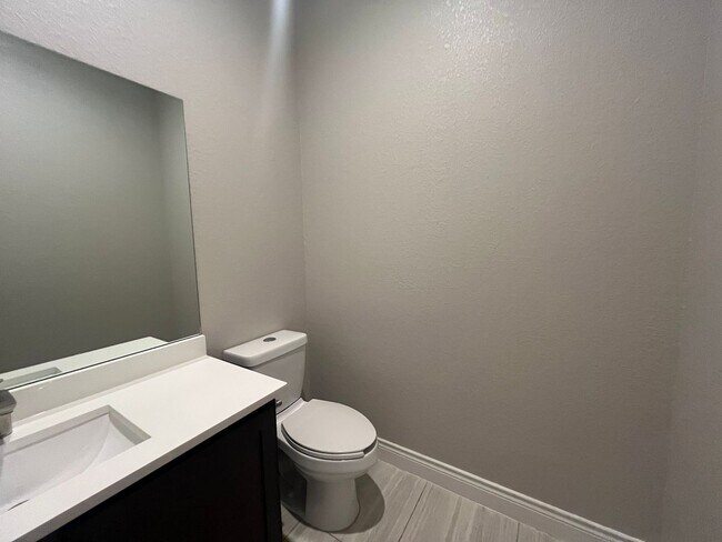 Building Photo - 4815 Viewcrest Rd