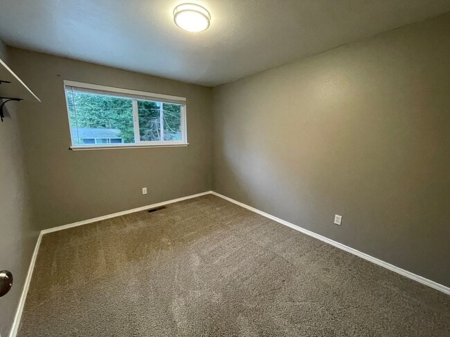 Building Photo - Gorgeous 4 Bedroom Home In Desirable West Beach Area!