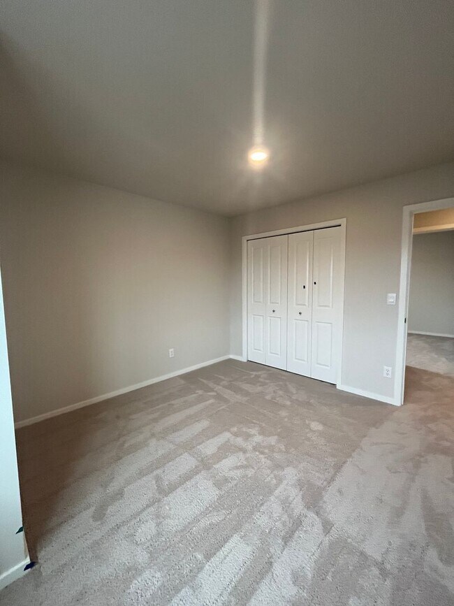 Building Photo - 4-Bedroom 2.5-Bathrrom house in Springfield