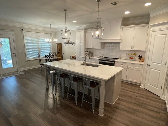 Building Photo - 819 Lost Grv Trl