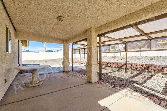 Building Photo - SOUTHSIDE HOME WITH LARGE FENCED BACKYARD