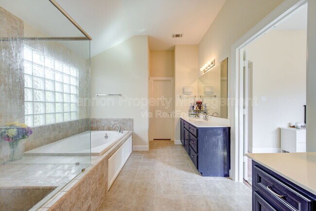 Building Photo - 3707 Main Poplar Dr