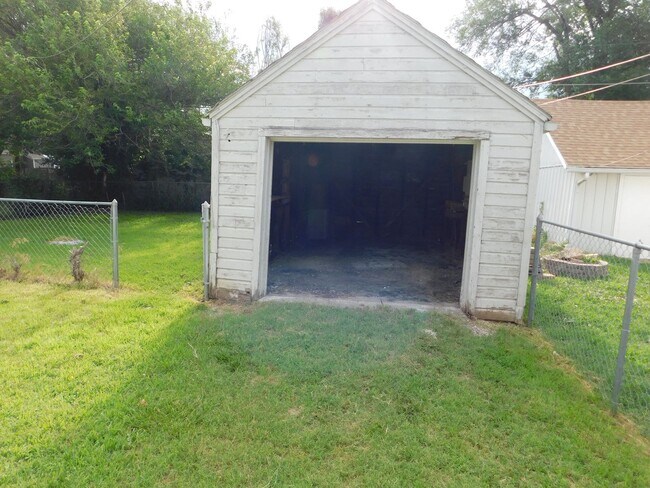 Building Photo - 2 Bed 1 Bath House in El Dorado w/ Hardwoo...