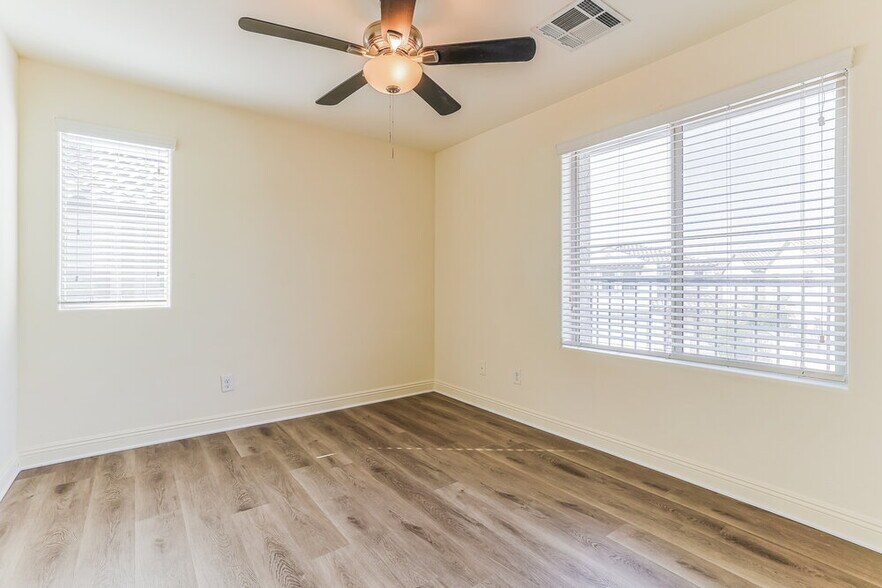 Building Photo - 5537 E Jaeger St