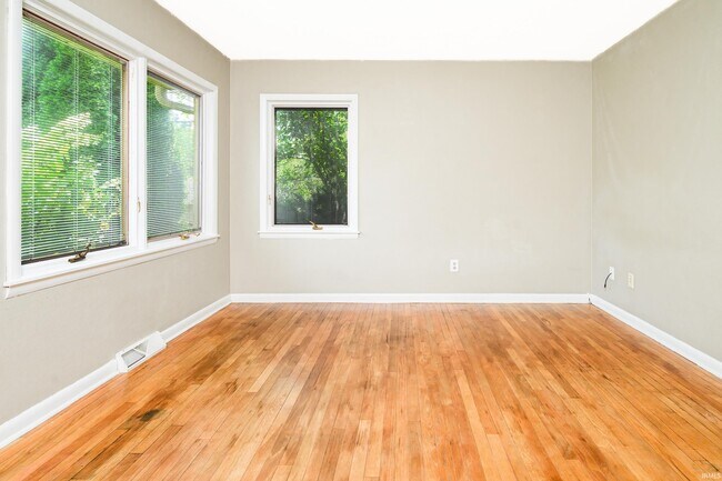 Building Photo - 117 N Hillsdale Dr