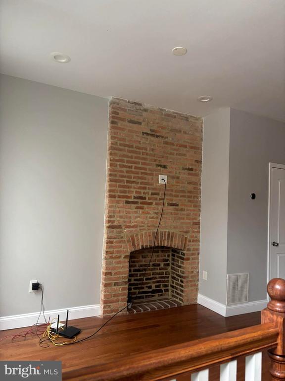 Building Photo - 411 Robert St