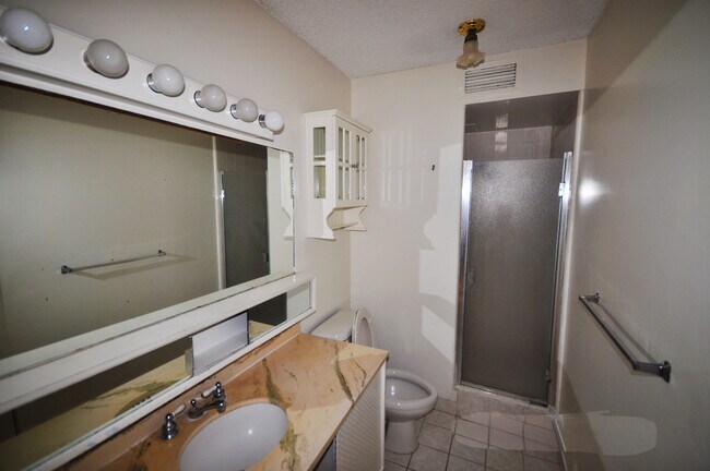 Building Photo - 2222 Aloha Dr