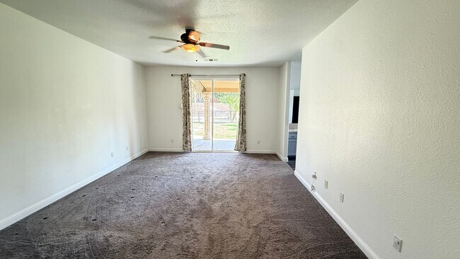 Building Photo - 3 Bedroom, 2 Bathroom Home with Pool locat...