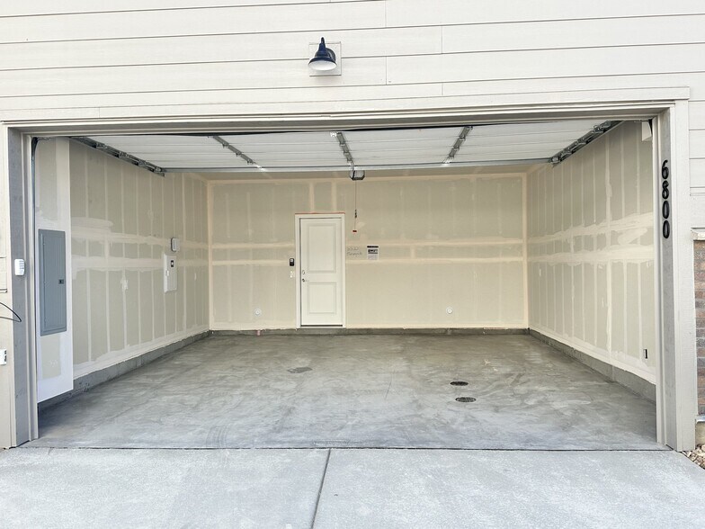 Building Photo - 6800 Merseyside Ln