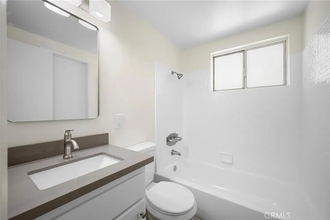 Building Photo - Beautifully renovated 3 bed + 1 bath singl...