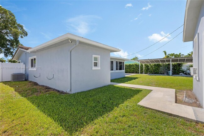 Building Photo - 921 SE 13th Ct