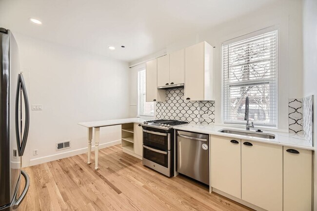 Building Photo - Beautiful 3-bedroom/2 bath unit in an Updated Victorian home in City Park! All utilities included...