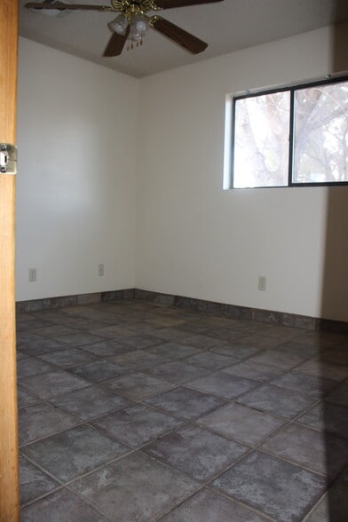 Building Photo - 127 Hanks Dr