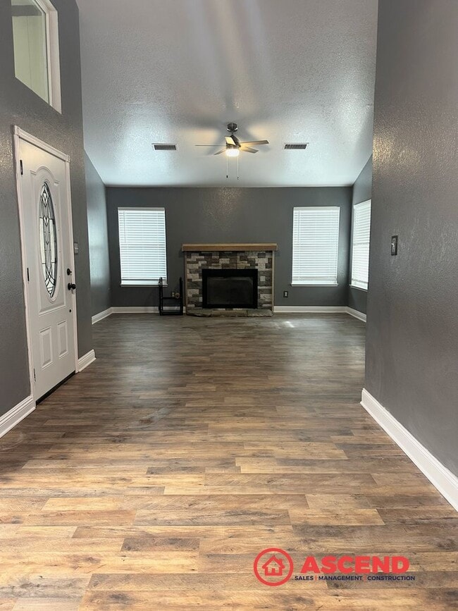 Building Photo - Charming Condo Located in HOA!