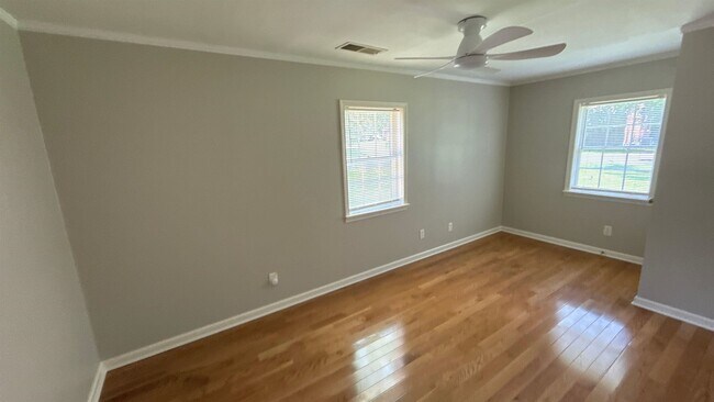 Building Photo - 907 Echles St
