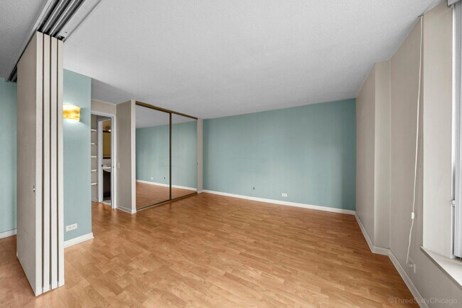 Building Photo - 899 S Plymouth Ct