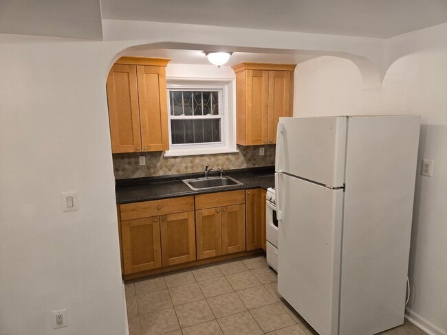 Building Photo - 828 Waring Ave