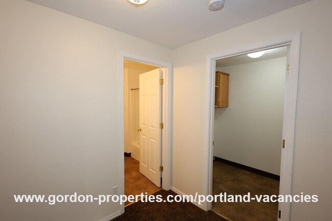 Building Photo - SE 73rd Ave - 3 bedroom townhouse in Mt Scott-Arleta neighborhood