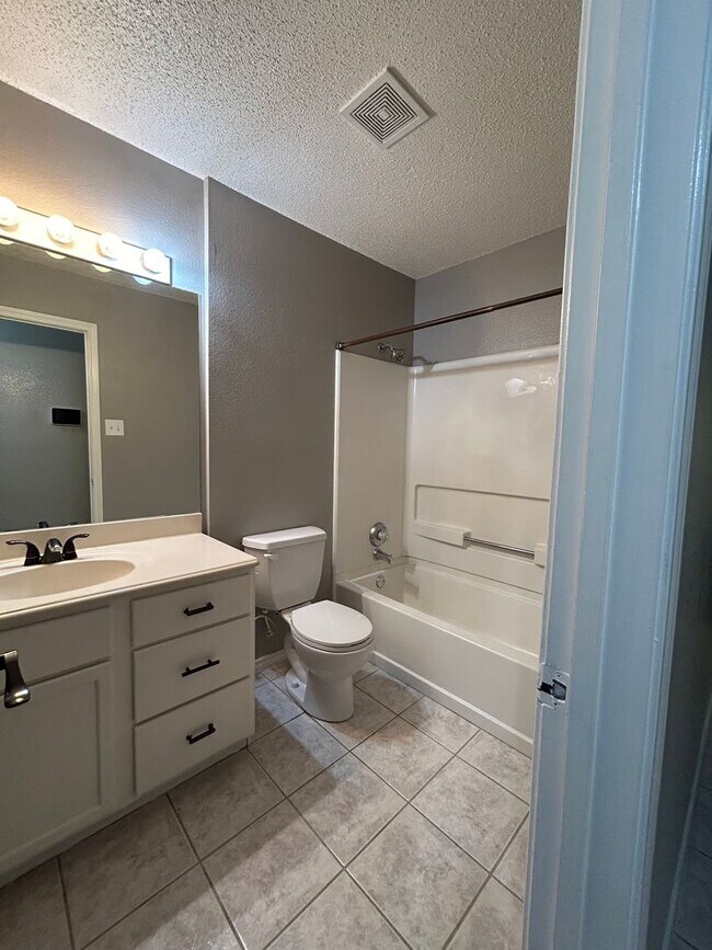 Building Photo - 5425 Veranda Ct