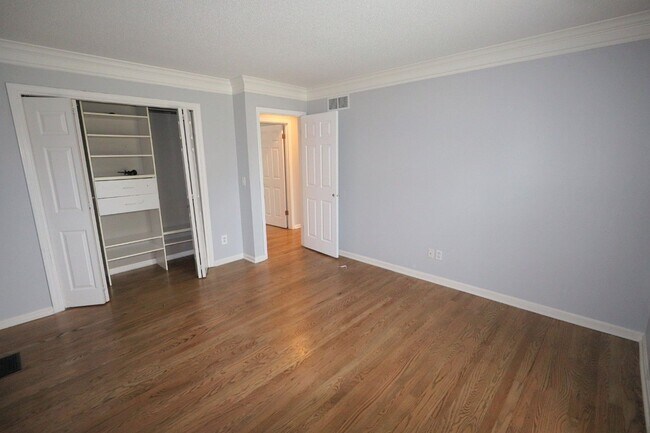 Building Photo - 8231 Lake Terrace Dr