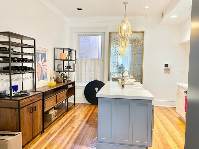 Building Photo - Stunning Condo Dupont Circle!  Pets Welcom...