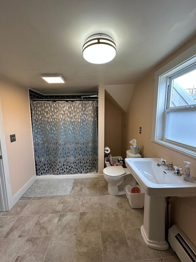 Building Photo - Spacious Single-Family House - Close to Mi...