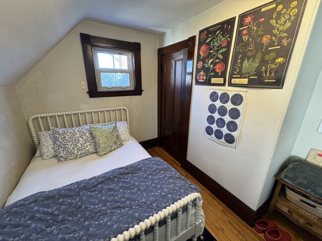 Building Photo - 211 Holland St