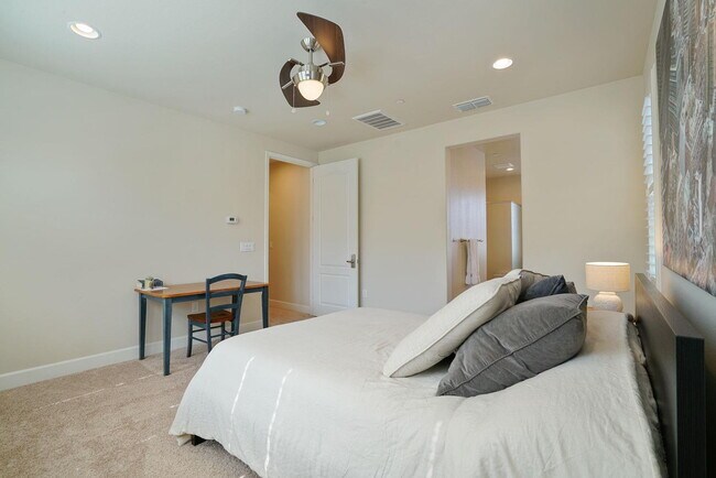Building Photo - Cannery living!