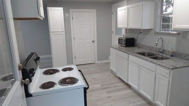 Building Photo - 7366 Meadowbrook Dr