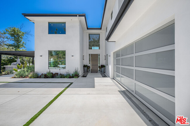 Building Photo - 33303 Hassted Dr