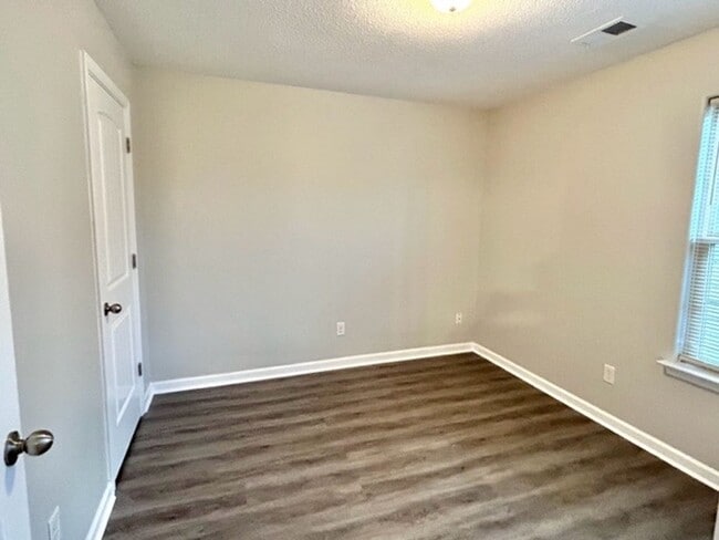 Building Photo - LowranceRd7915