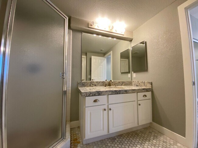 Building Photo - Stunning 4 bedroom Home with a Pool locate...