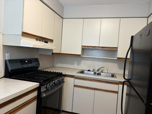 Building Photo - 1524 Waldman Ave