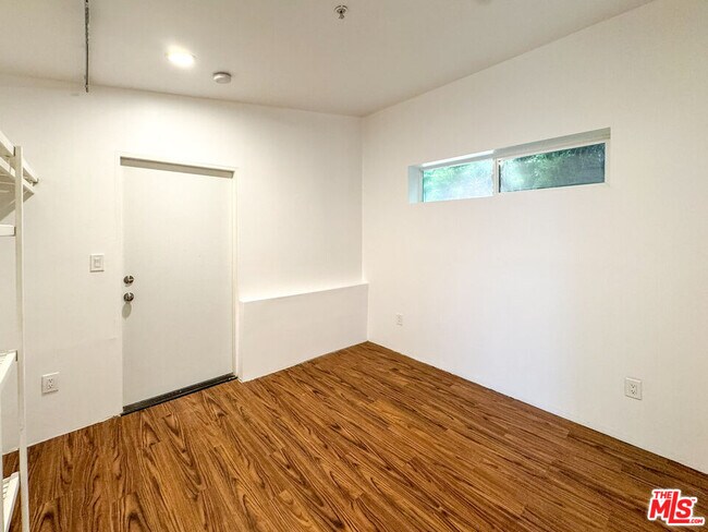 Building Photo - 3050 Knob Dr