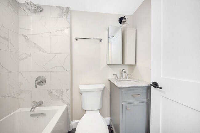 Building Photo - 105 School St