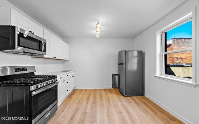 Building Photo - 10 Monmouth St
