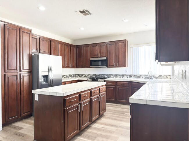 Building Photo - Spacious Home with Expansive Loft!