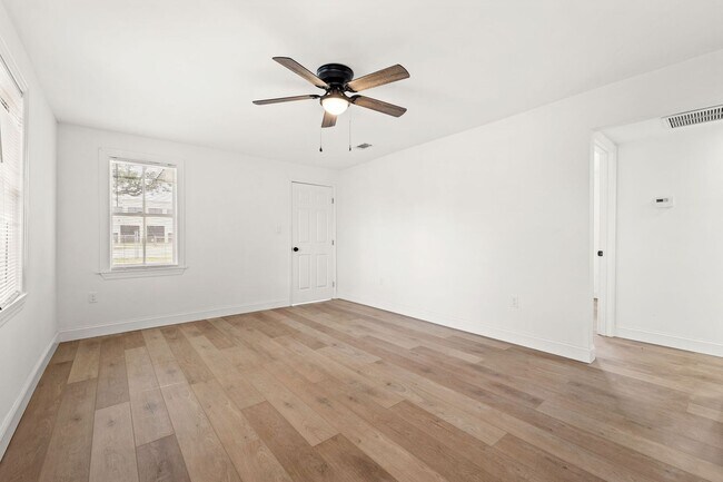 Building Photo - 2 Bed 1.5 Bath Jax Beach - Walk to the Beach- Newly remodeled