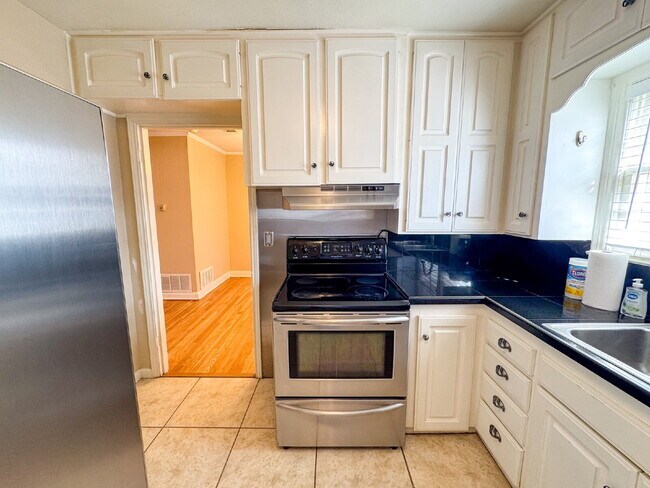 Building Photo - 3 bed, 2 bath in Tech Terrace with Flexibl...