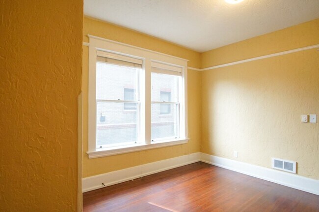 Building Photo - Fantastic 1-Bed w/ Hardwoods, DW, and SO M...