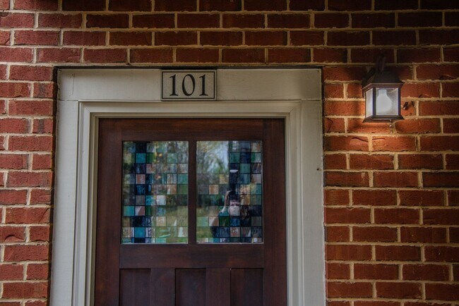 Building Photo - 2 Bedroom/ 2 bath - entry level END UNIT w...